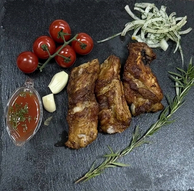 Аппетитный шашлык и блюда на мангале в кафе «МЯСО ТУТ» со скидкой до 50%: вкусно, сочно, выгодно!